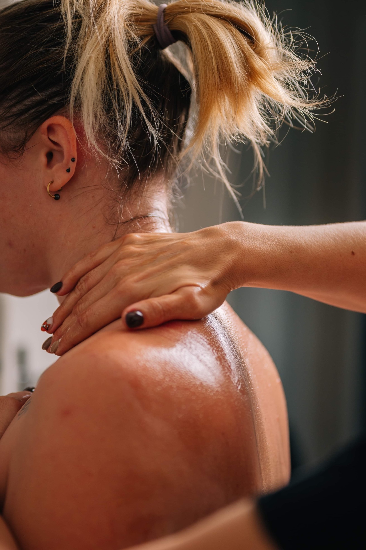 Aurélie massant la nuque d'une cliente, Les Sens de Vie à Moncé-en-Belin