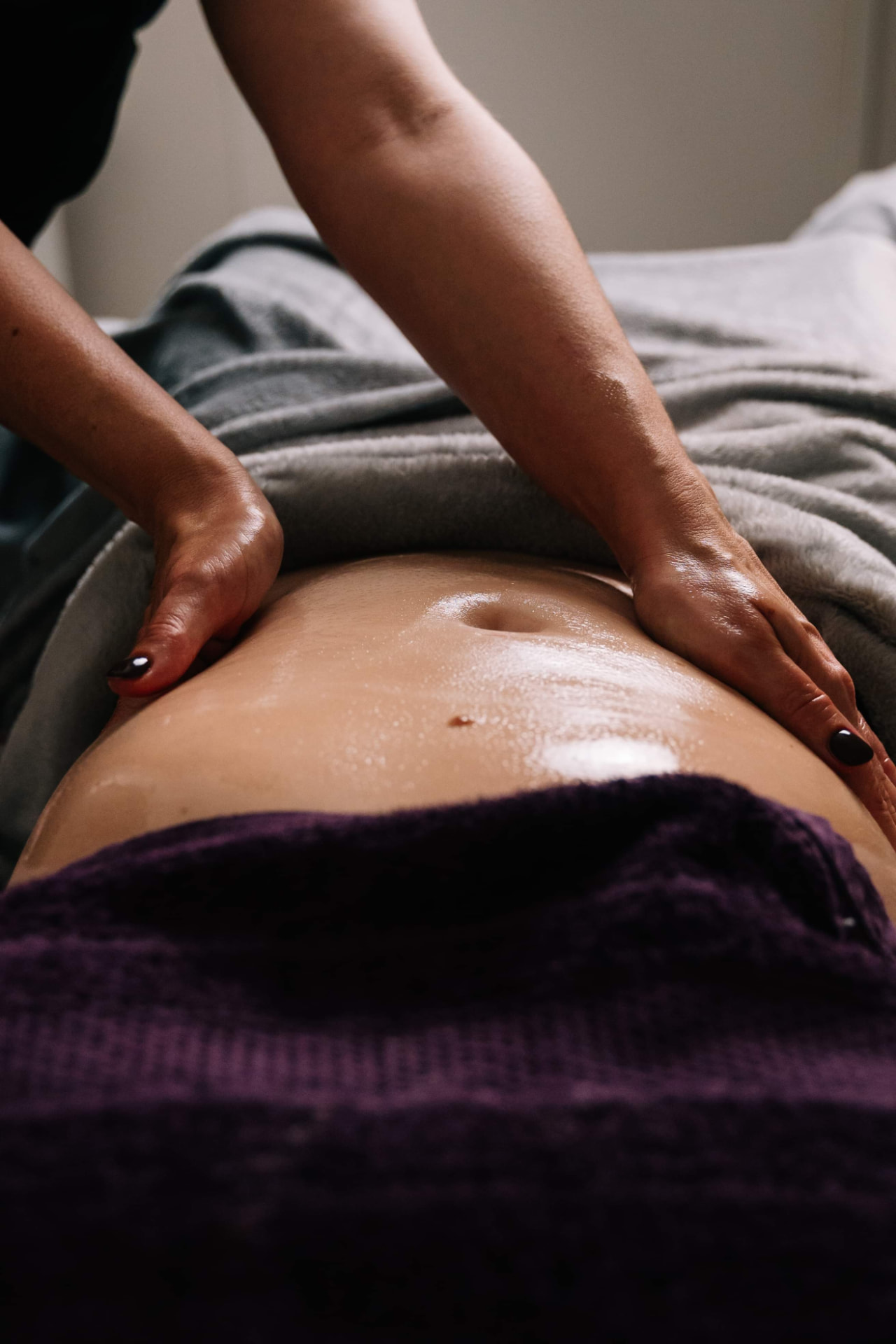Massage doux du ventre pour femme enceinte