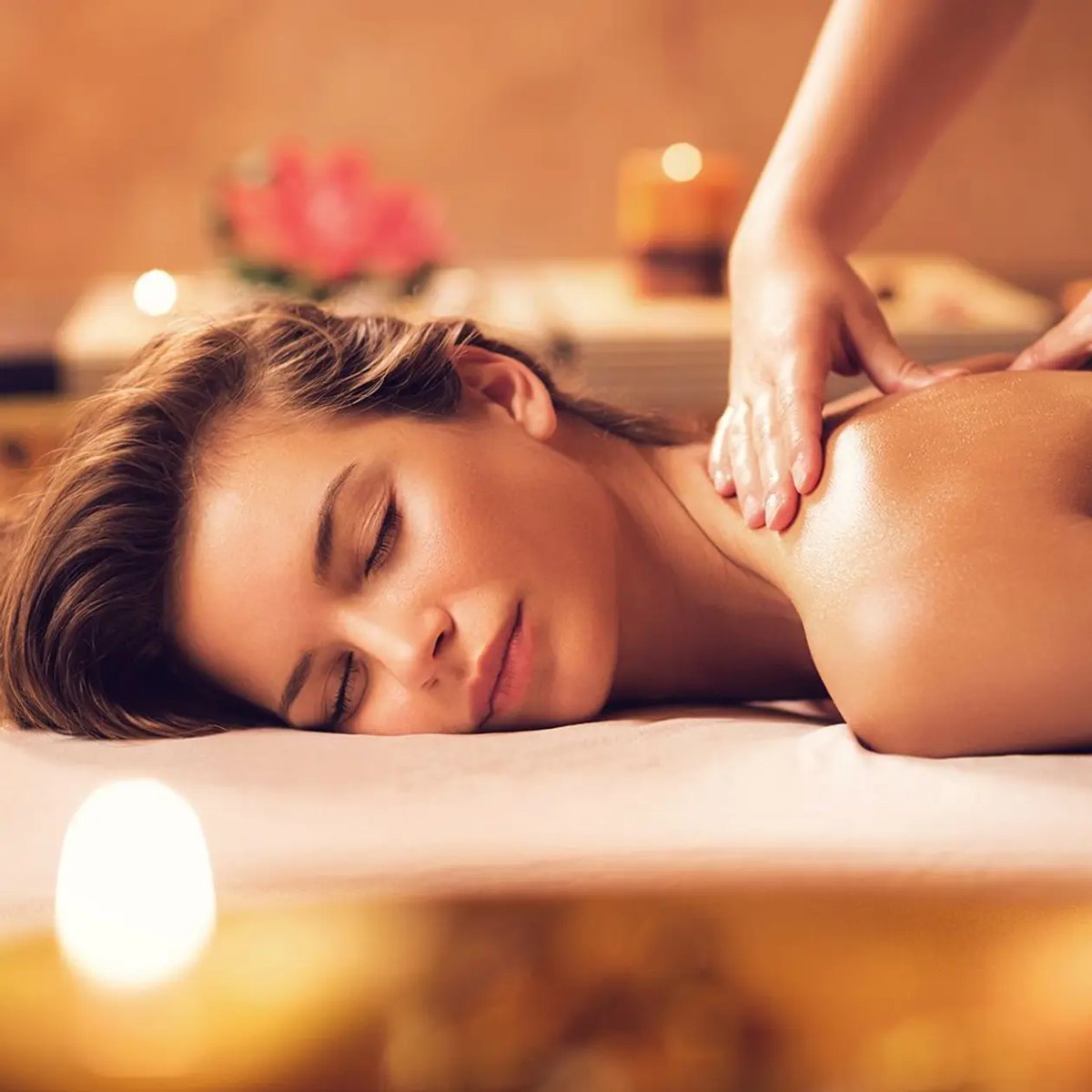 Massage enveloppant des épaules et du dos aux huiles