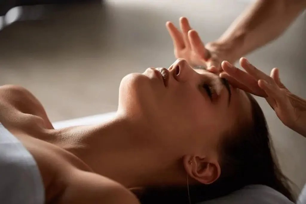 Massage crânien : pressions douces sur la tête et le visage