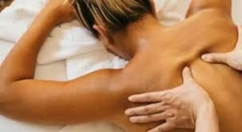Massage ciblé du dos le long des méridiens